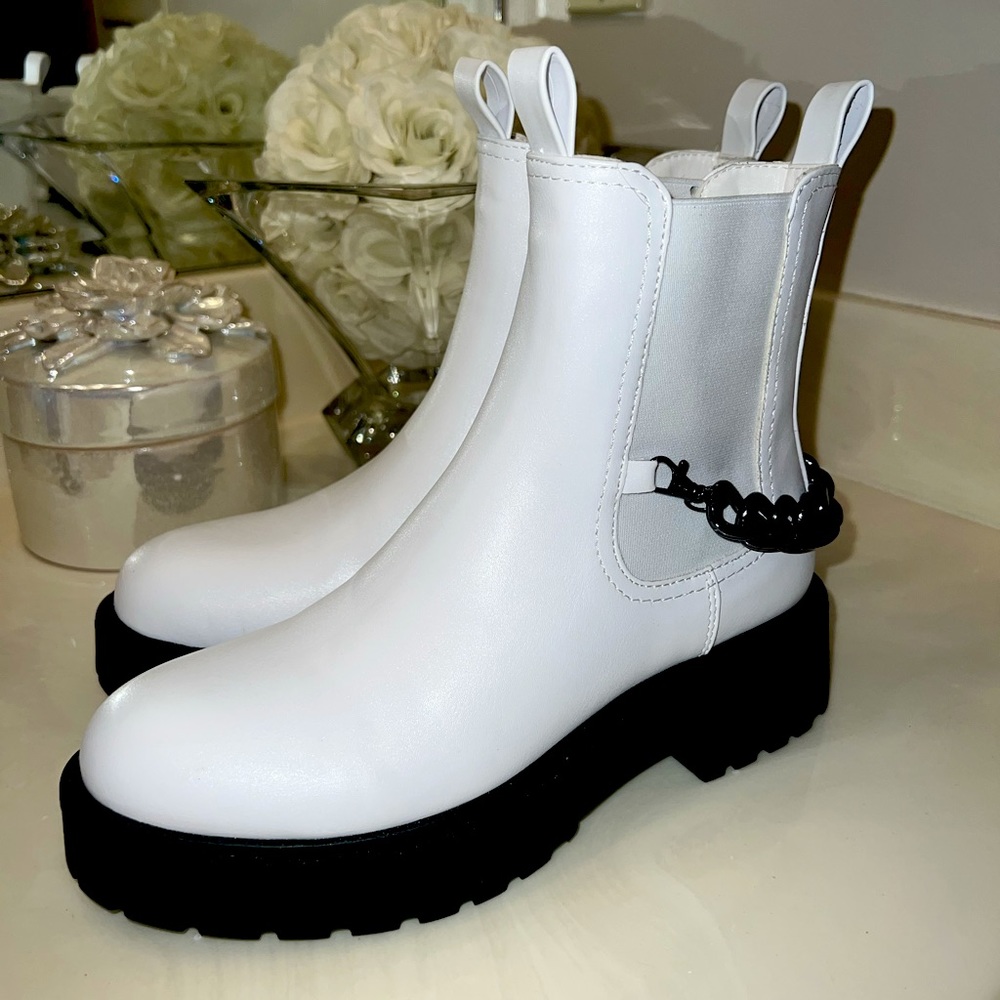Never Worn - Confident Stride Chelsea Boots with Chain